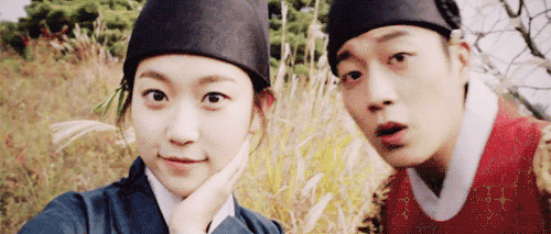 퐁당퐁당 LOVE (2015) 김슬기 as 'Jang Dan Bi' (왼쪽); 윤두준 as 'King Se Jong the Great' (바른)